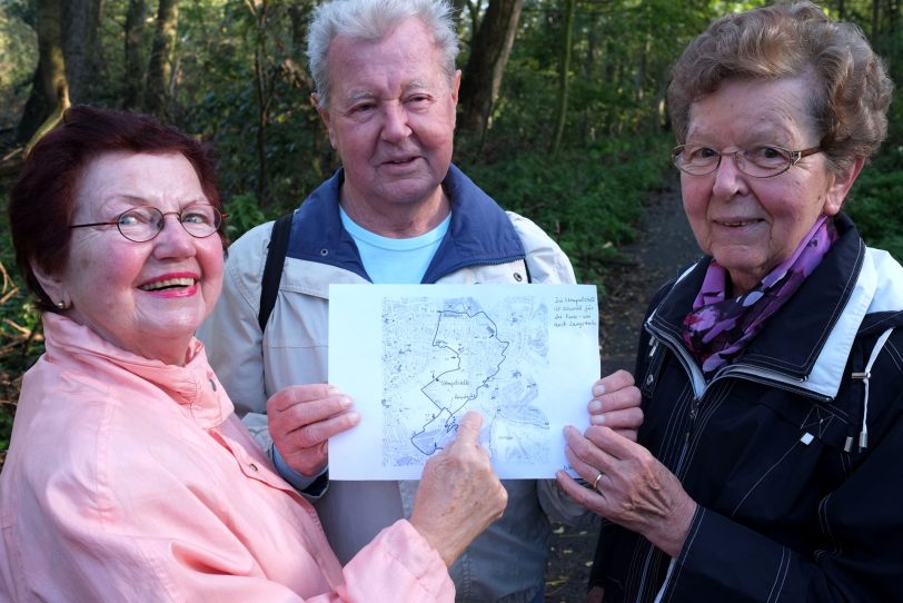Wanderer besprechen ihre Route.