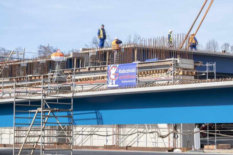 Einschweben von Brückenteilen für den Neubau der Autobahnbrücke der A43 mit der A2 im Autobahnkreuz in Recklinghausen (NW), am Samstag (23.02.2019).