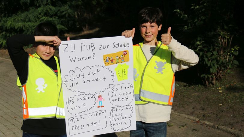 Diese beiden Schüler haben die Vorteile eines Schulwegs zu Fuß gesammelt und aufgeschrieben.