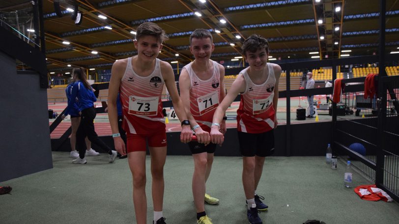 Das 3x1000m Staffel-Team vom LC Westfalia: Finn Schueller, Lasse Kellner und Nico Ucka erreichten Platz drei.