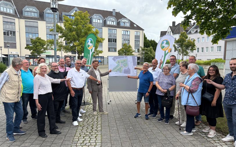 Freuen sich über die vorgestellten Pläne: Anwohner, Bezirksvertreter sowie Bezirksbürgermeister Arnold Plickert (Mitte, weißes Hemd) und Oberbürgermeister Dr. Frank Dudda (Mitte, beiger Anzug) waren mit dabei.