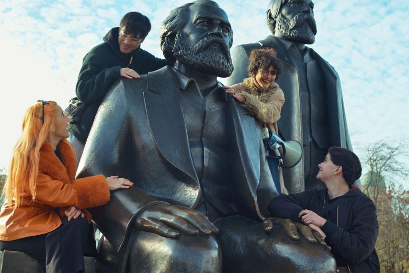 Eine neue linke Generation: Patricia, Quang, Simin und Zaza (v.l.n.r.) auf dem Marx-Engels-Denkmal in Berlin.