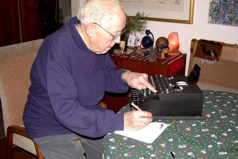 Kurz vor seinem Tod im Jahr 2006: Gisbert Hasenjaeger noch einmal bei der Arbeit an einer Enigma.