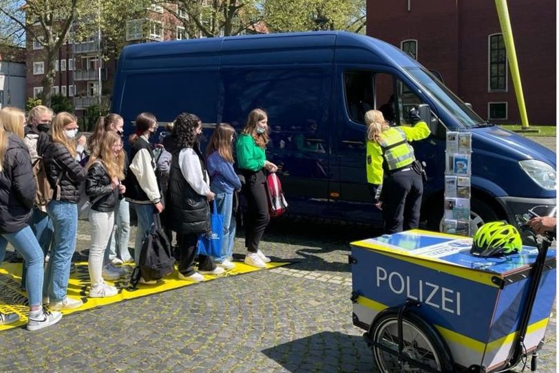 Probesitzen im Polizeiauto beim