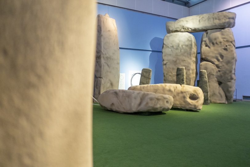 Ein Teil der maßstabsgetreuen Nachbildungen von Stonehenge.