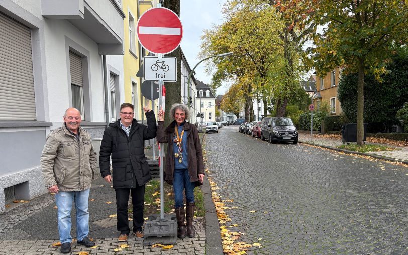 Setzen sich für die Einhaltung der Verkehrsregeln ein und erhoffen sich weniger Durchgangsverkehr: (v.li.) Anwohner Ferdinand Marschall und Anwohner Robert Färber. Die ehemalige CDU-Stadtverordnete Barbara Merten unterstützt dieses Vorhaben.