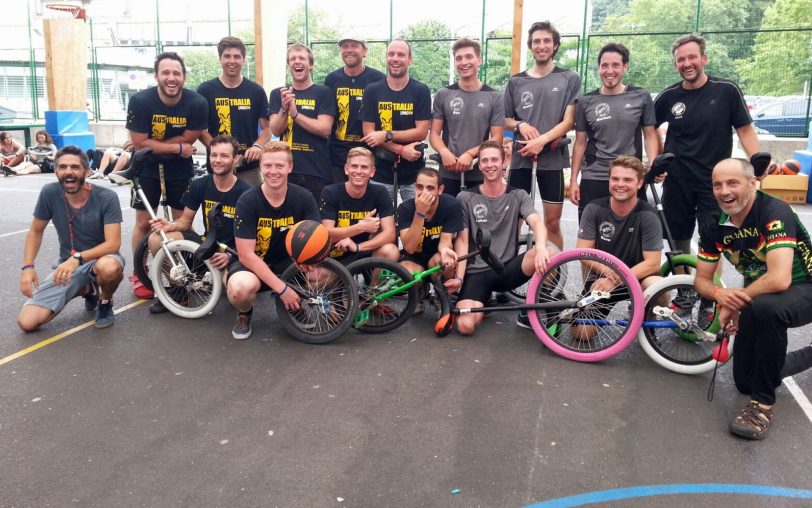 Die Mannschaften des Einrad-Basketball-Finales. BTC in grauen Shirts. (v.l. hinten) Ben Behrens, Stefan Gers, Markus Heek, Maik Gniazdowski, (v.l. vorne) Lukas Gers und Rene Mischliwietz