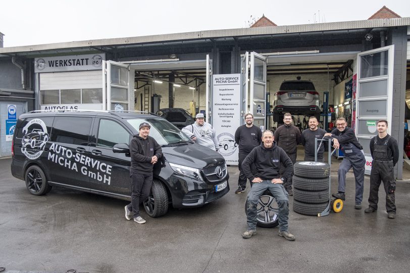 Auto-Service Micha GmbH. Im Bild: das Team am Standort Harkortstraße um Kraftfahrzeugtechnik-Meister Markus Micha (Bildmitte, vorne).