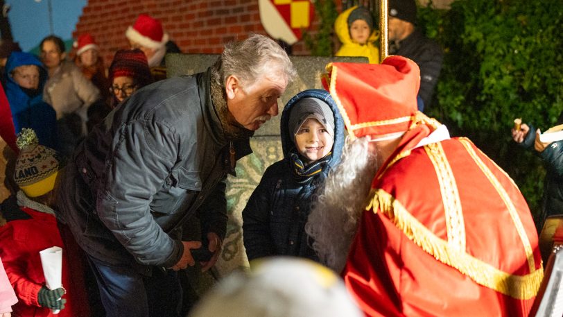 Der Nikolaus kam zum traditionellen Mond-Weihnachtsmarkt der Mondritterschaft Wanne-Eickel wieder über den Kanal angeschippert. Dezember 2024.