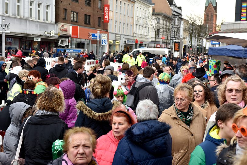 Der Rosenmontagszug am Robert-Brauner-Platz.