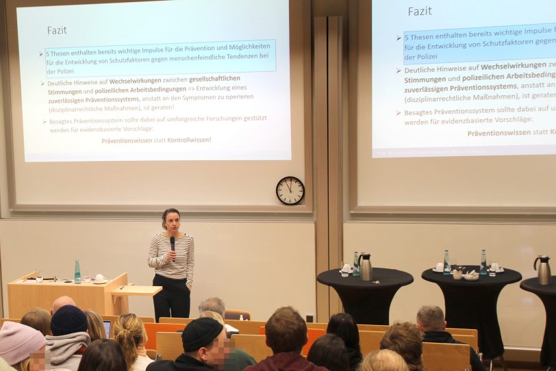 Prof. Dr. Eva Groß von der Polizeiakademie in Hamburg argumentierte, die Polizei müsse Vorbild sein.