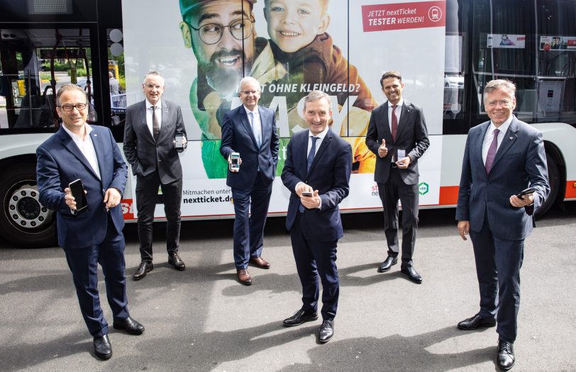 Stellten das neue Ticket vor: v.l. Reiner Breuer (Bürgermeister Neuss), Klaus Klar (Vorstand Rheinbahn), Stephan Lommetz (Geschäftsführer Stadtwerke Neuss), Thomas Geisel (Oberbürgermeister Düsseldorf), Luis Castrillo (Vorstand VRR) und Hans-Jürgen Petrauschke (Landrat Rhein-Kreis Neuss).