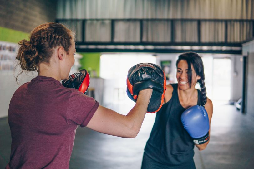 Mädchen im Boxring.