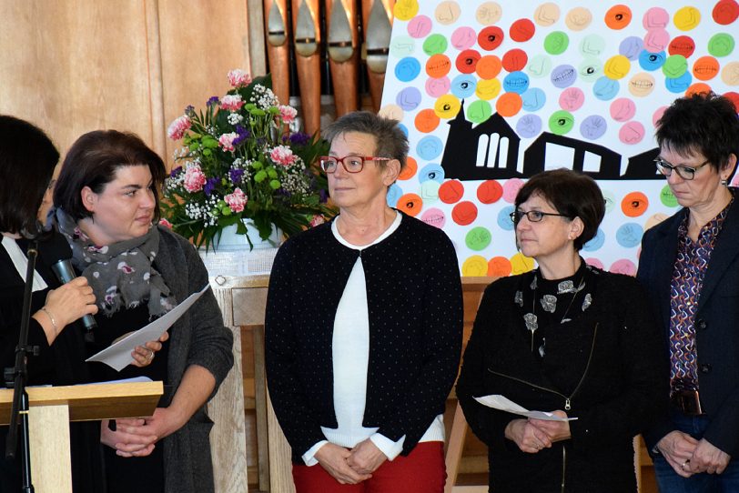 Küsterin Helga Backes mit ihren Kolleginnen Renate Alexander und Claudia Korbik. Links im Bild Pfarrerin Birgitta Zeihe Münstermann und Erzieherin Sonja Friedrichs-Müller.