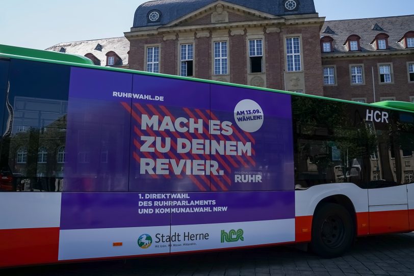 HCR-Bus mit dem Slogan „Mach es zu deinem Revier.“ dem Motto der ersten Direktwahl zum Ruhrparlament.