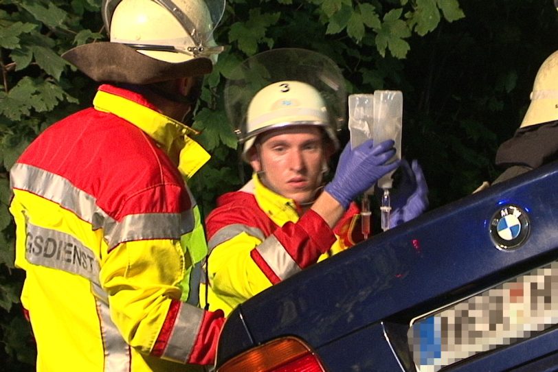 Die Feuerwehr befreite den Beifahrer aus dem Autowrack.