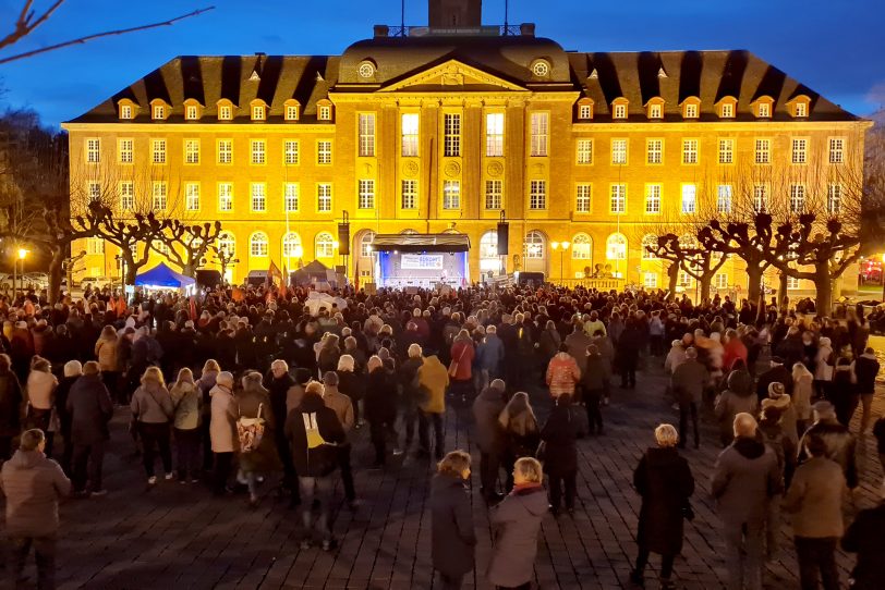 Voller Rathausplatz: Veranstaltung vom Bündnis Herne zum 