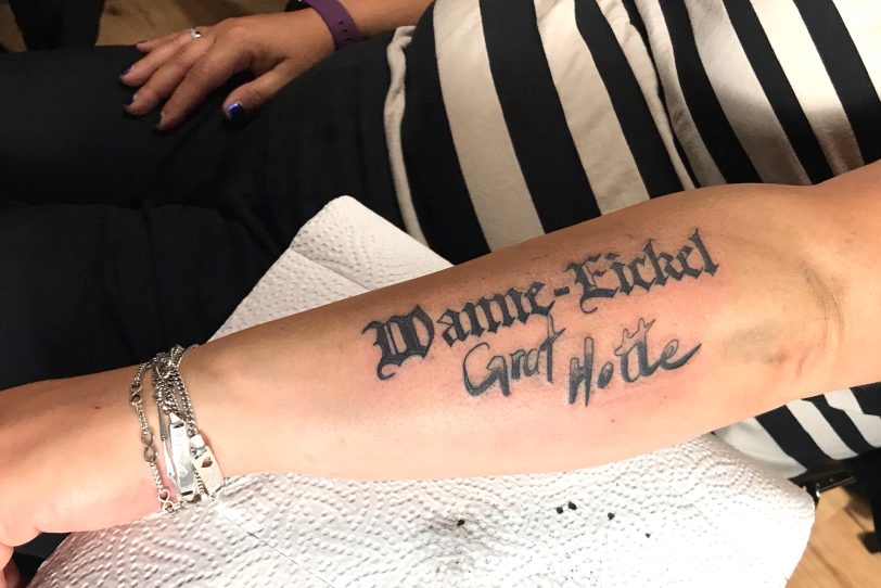 Das geht unter die Haut: Ein Tattoo mit der Unterschrift von Graf Hotte.