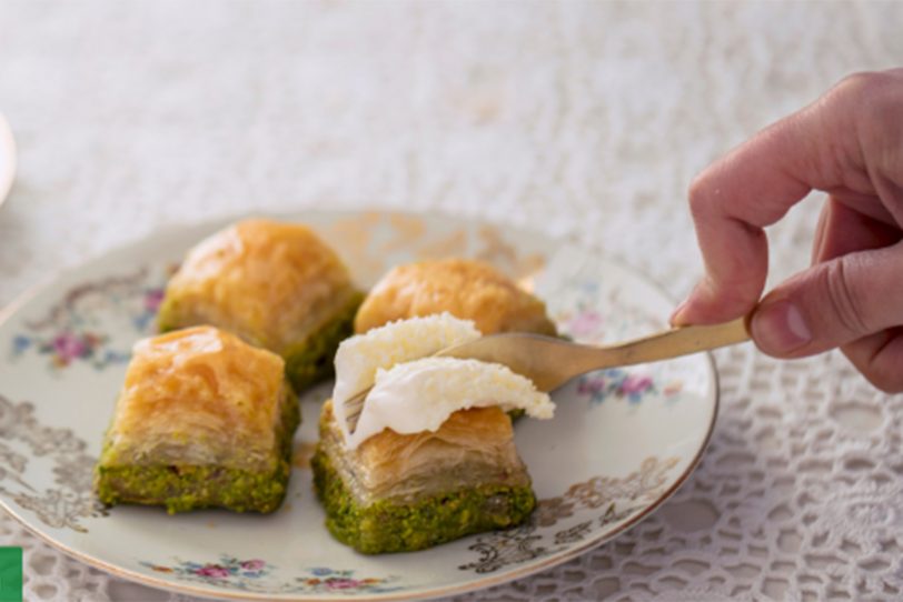 Am Sonntag, 30. März 2025, feiern Menschen muslimischen Glaubens das Ende des Fastenmonats Ramadan mit dem Zuckerfest.