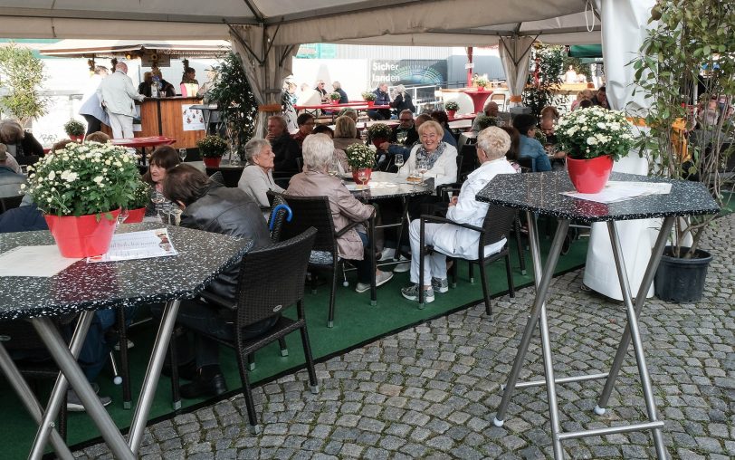 Besucher des Winzermarktes.