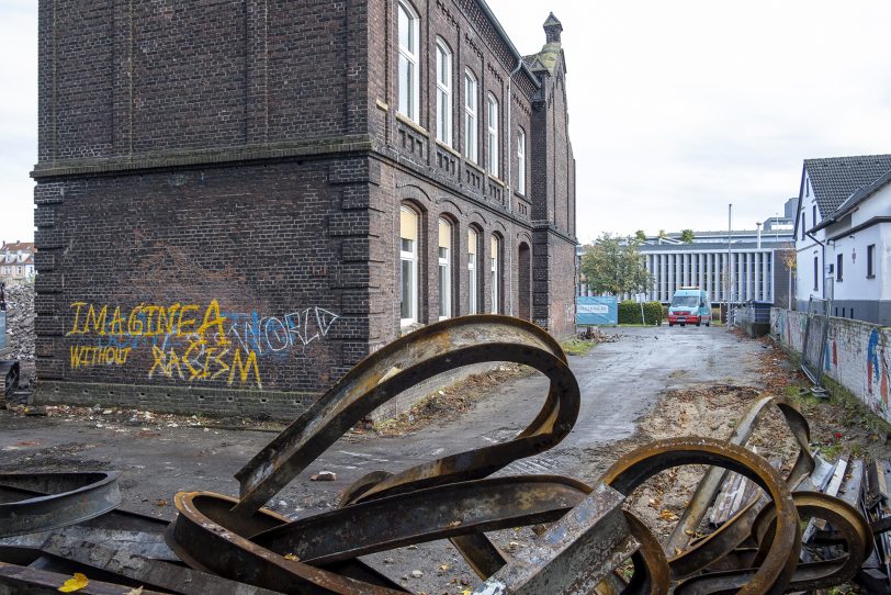 Abbruch der ehemaligen Grundschule am Berliner Platz in Herne (NW) am Montag (04.11.2019).