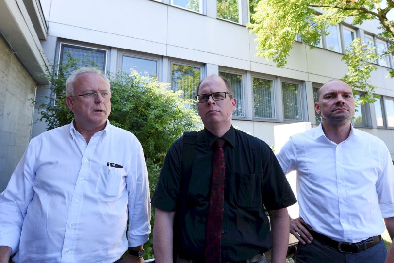 Kämmerer Dr. Hans Werner Klee,Stadtrat Johannes Chudziak und GMH-Betriebsleiter Thomas Bruns vor dem neuen Heim für Flüchtlinge