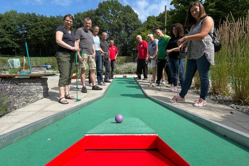 Mitglieder des Stadtsportbundes zu Gast auf der Minigolfanlage.