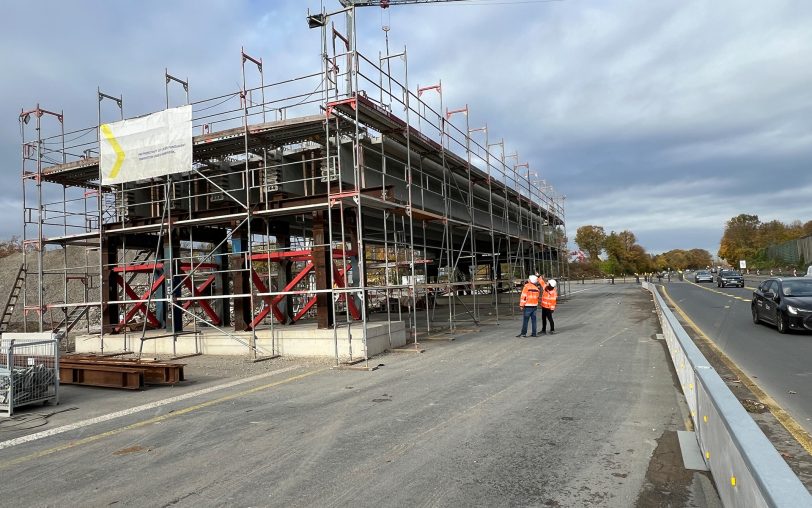 Steht schon bereit: Die neue Brückenplatte für das nördliche Nebenbauwerk wird am Stück an ihre Endposition eingefahren.