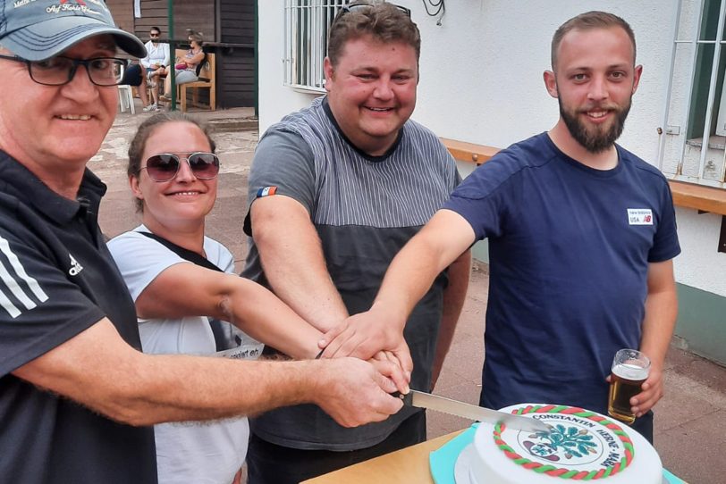 Gemeinsam wurde der besondere SC Constantin-Kuchen angeschnitten - mit dabei der Trainer der Damenmannschaft, Miguel Leßig (2.v.r.).