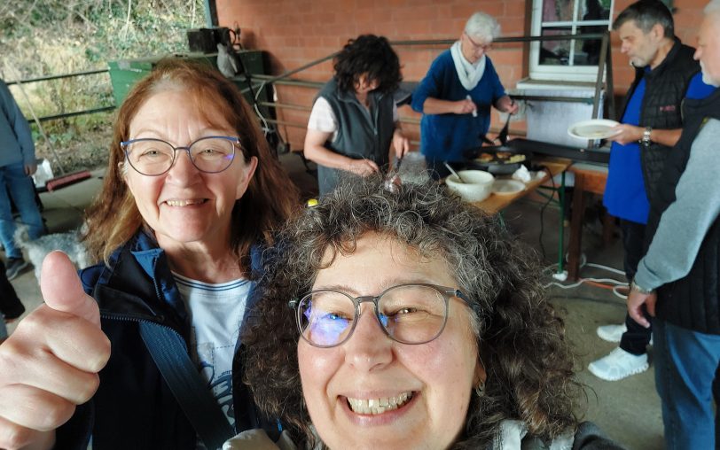 Daumen hoch: Die Hospizdienst-Koordinatorinnen (v.li.) Anja Schröder und Karin Leutbecher freuen sich über die Spende.