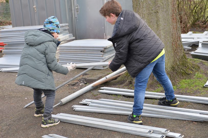 Der Kinder- und Jugendzirkus Dobbelino macht Station an der Grundschule in Holsterhausen, der Sonnenschule. Am Sonntag bauten das Zirkusteam Eltern und Lehrer das Zelt auf dem Schulhof auf.