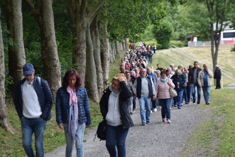 Die Bauvereinsmitglieder auf dem Weg zum Schiff.