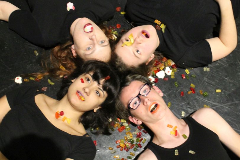 Nina Karsten, Dyana Krupezki, Ulric Kruse und Selina Liebert in „Schwaches Fleisch“.
