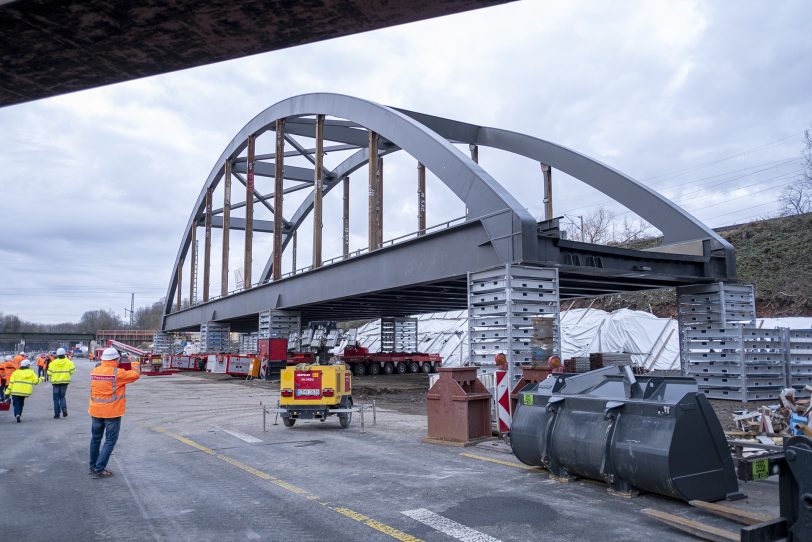 Einheben des ersten Teilstücks für die neue Eisenbahnbrücke über die A43 in Herne (NW), am Sonntag (28.0.2021).