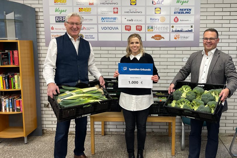 Norbert Assen (links) und Julia Hoppe kamen stellvertretend für die ISAP AG für die Übergabe ihrer Spende zur Tafel – sehr zur Freude von Dirk Plötzke.