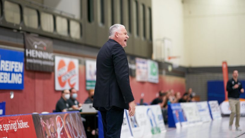Die HTC-Damen gewinnen gegen die SNP BasCats USC Heidelberg am Sonntag (3.10.2021) mit 66:64. im Bild Trainer Marek Piotrowski.