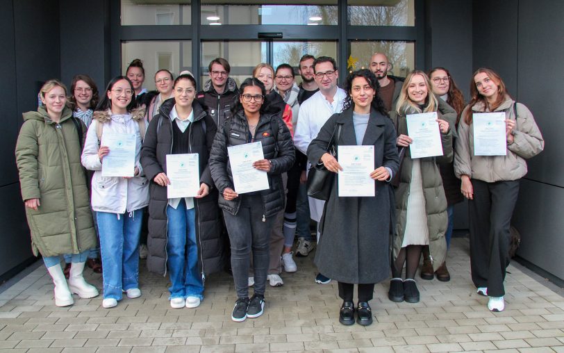 Ein Zertifikat erhielten die PJler für ihre erfolgreiche Teilnahme an dem ersten nach Standards der Deutschen Gesellschaft für Ultraschall in der Medizin (DEGUM) durchgeführten Sonographie-Kurs für PJ-Studenten.