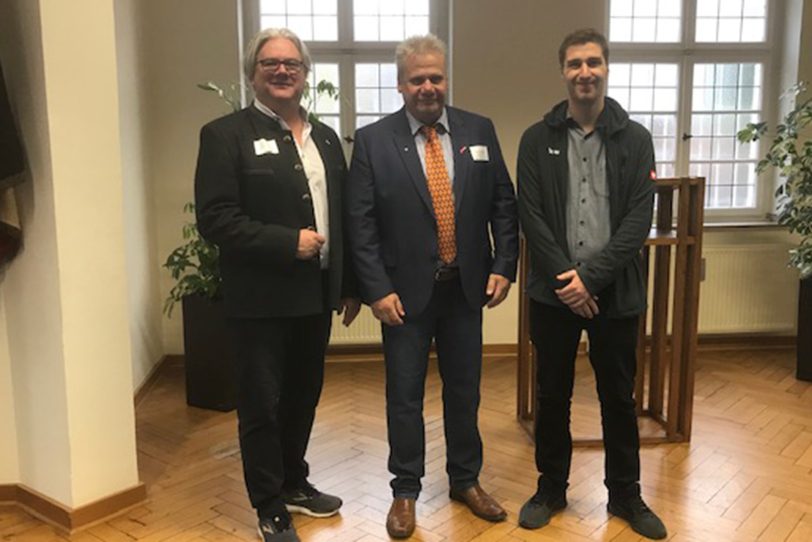 Hans-Joachim Drath (Mitte) Jörg Pieper und dem frisch ausgelernten kaufmännischen Mitarbeiter Fabian Schäfers