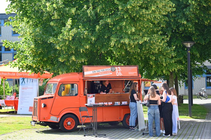 Einblicke in die FH Dortmund: Der markante Citroën-HY war am Campus Emil-Figge-Straße zentrale Anlaufstelle.