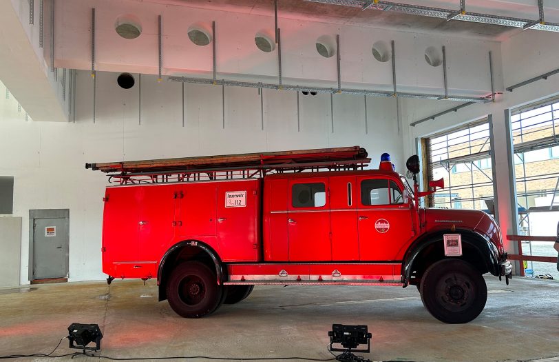 Mit so einem Einsatzwagen rückten die Feuerwehrleute früher aus. Er war beim Richtfest ein Blickfang.