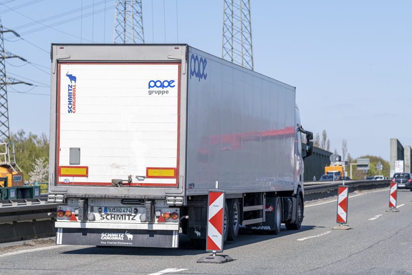 Darf hier nicht lang: Ein Lkw fährt über die A43-Brücke, die für Lkw ab 3,5 Tonnen gesperrt ist. An zwei Wochenenden wird sie nun zur Überprüfung komplett gesperrt.