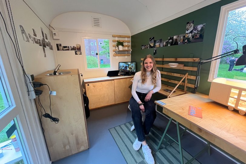Ein Tiny-House-Office für die FH Dortmund: Die Innengestaltung und der Ausbau des mobilen Nachhaltigkeitsbüros „Soffi“ ist der praktische Teil der Bachelor-Arbeit von Marie Gowert.