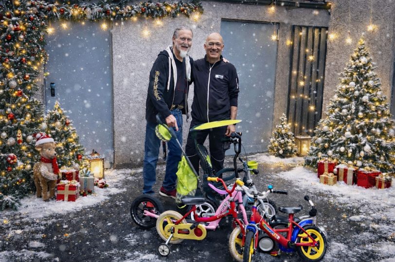 Mondritter Gerd Herzog (links) und Fahrradhändler Frank Reinhardt (rechts) bei der letzten Übergabe von gespendeten Kinderfahrzeugen vor Heiligabend an den Kinderschutzbund.