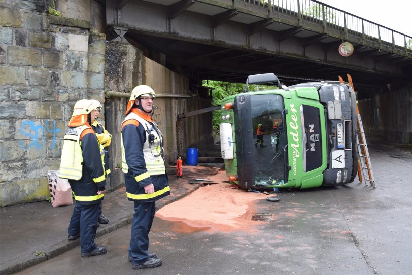Feuerwehreinsatz wegen umgekipptem Lkw auf der Ulmenstraße.