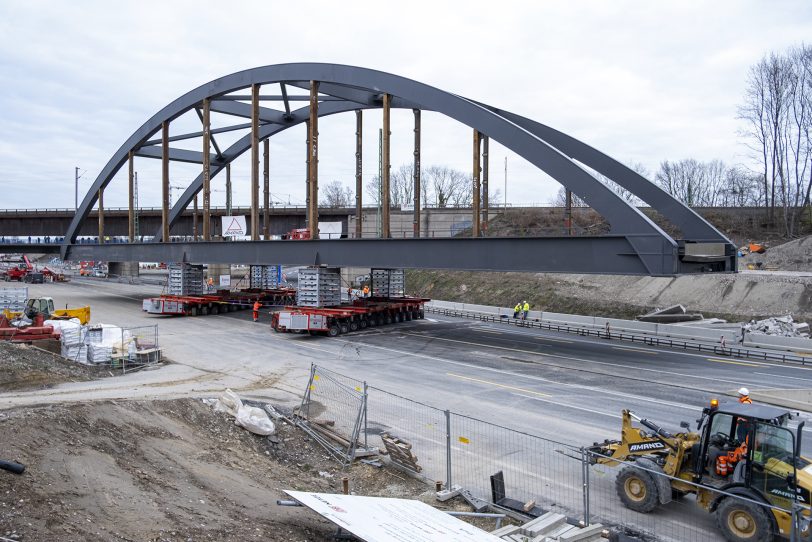 Einheben des ersten Teilstücks für die neue Eisenbahnbrücke über die A43 in Herne (NW), am Sonntag (28.0.2021).