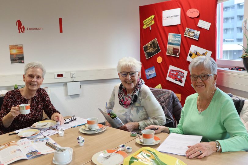 Reisemarkt 2024: Beim gemeinsamen Stöbern in den Katalogen kommt oft schon Urlaubsstimmung auf.