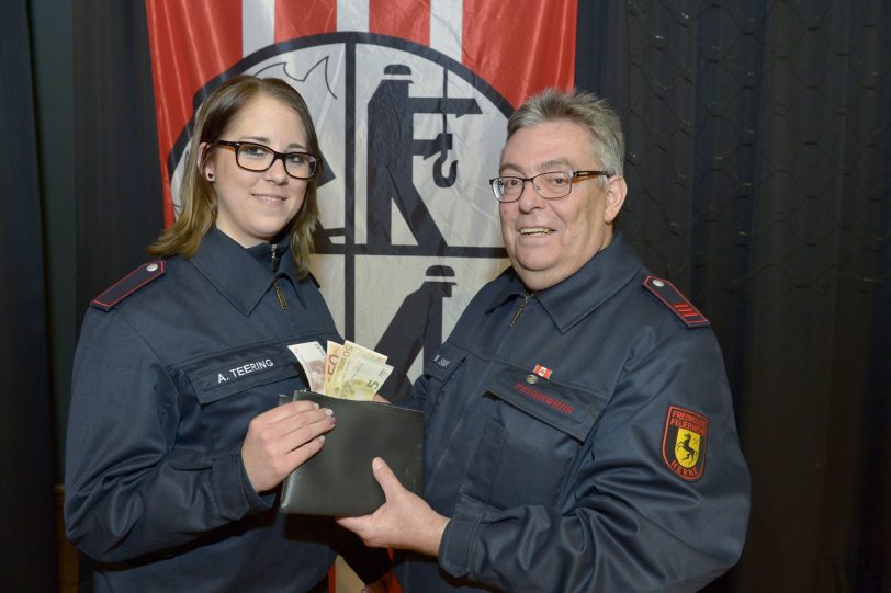Jahreshauptversammlung der Feuerwehr Herne 2015. Generationenwechsel im Vorstand des Statfeuerwehrverbands: Walter Siekmann schied aus dem Amt des Kassierers aus. Als seine Nachfolgerin wurde Anna Teering mit großer Mehrheit als Kassiererin in den Vorsta