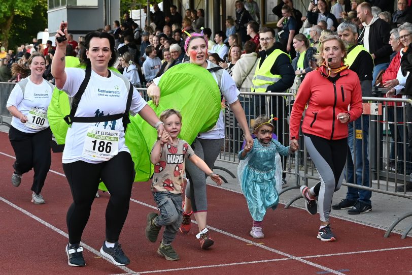 Die Läufer beim Zieleinlauf.