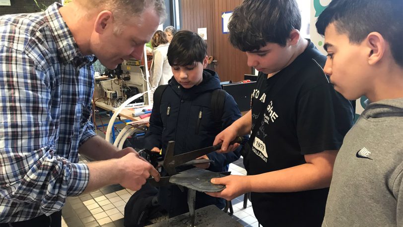 Berufsorientierung an der Hans-Tilkowski-Schule: Dennis Dettmar (li.) erklärt interessierten Schülern, was bei den Arbeiten zu beachten ist.