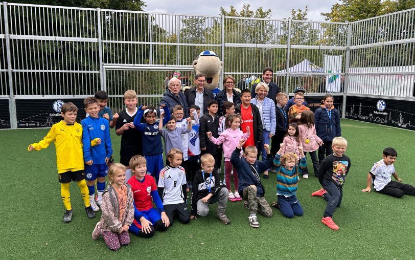 Der neue Bolzplatz &quot;Friedrich der Große&quot; wurde mit einem Quartiersfest an der Sackgasse der Scharnhorststraße im Feldherrenviertel in Horsthausen am Freitag (2.10.2024) offiziell eröffnet. Die RAG-Stiftung und die Stiftung &quot;Schalke hilft&quot; haben die Kosten getragen.